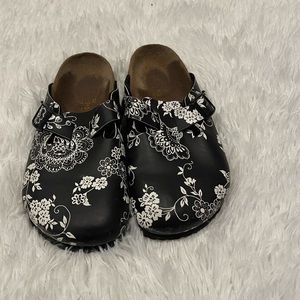 Womens leather Birkenstock clogs 38
